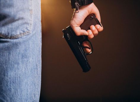 В ХМАО в мужчину выстрелили посреди города на глазах у детей