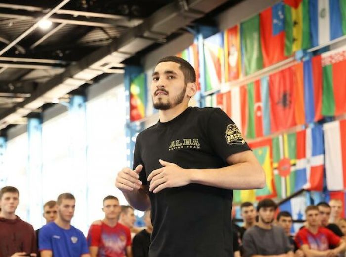 ​Боксер из ХМАО сразится за титул временного чемпиона WBA