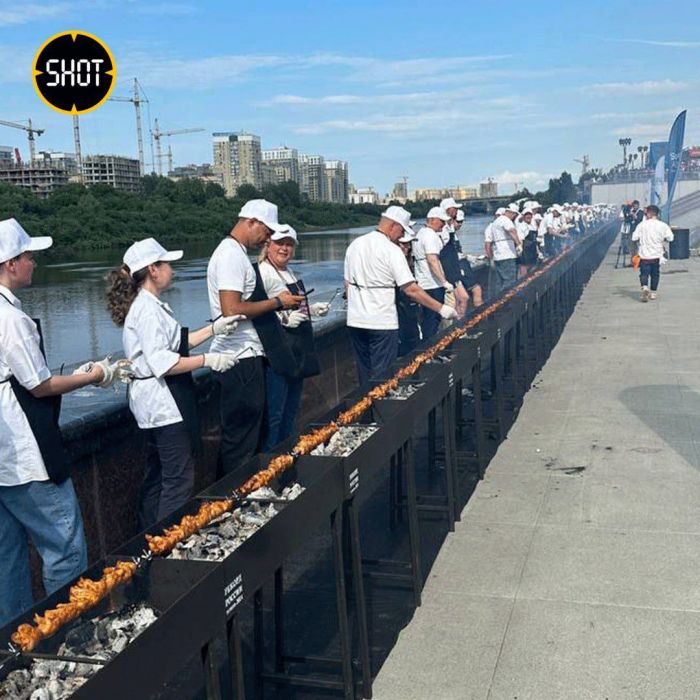​В Тюмени пожарили рекордно длинный шашлык