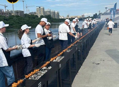 В Тюмени пожарили рекордно длинный шашлык