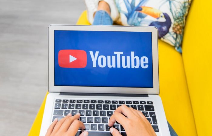 Песков о сбоях YouTube: на телефоне все работает