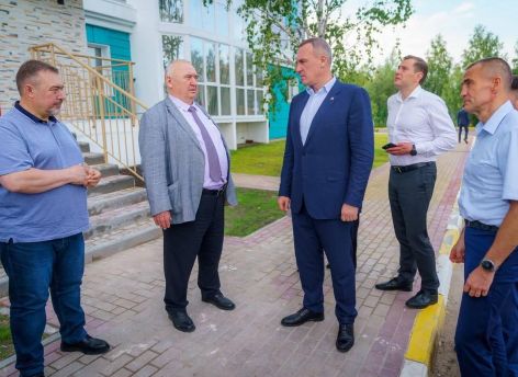 Руслану Кухаруку показали новые дома и социальные объекты в Сургутском районе