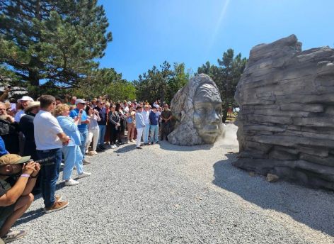 На плато Ай-Петри установили арт-объект — подарок Крыму от Урала