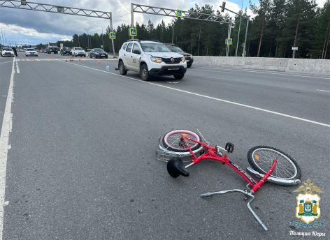 Подросток на велосипеде угодил под колеса автомобиля в Сургутском районе
