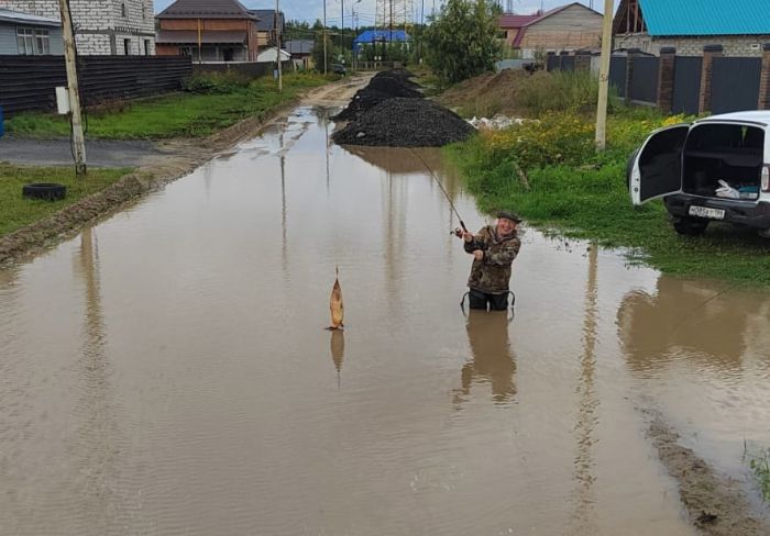 ​Городские забавы: житель Лангепаса порыбачил в луже