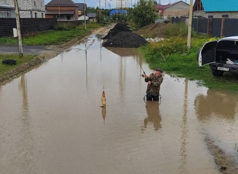 Городские забавы: житель Лангепаса порыбачил в луже