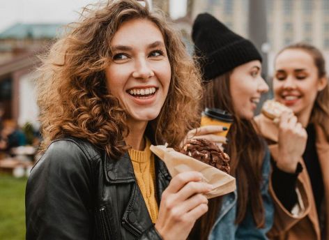 Опасные продукты: почему югорчанам не стоит покупать еду на улице?