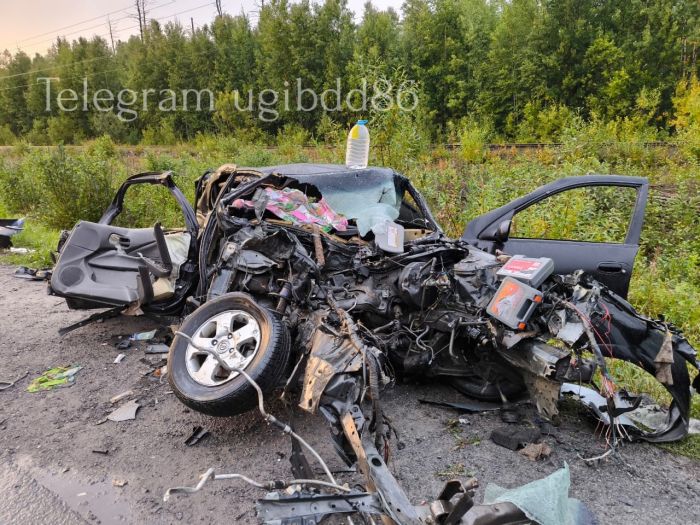 Большегруз разнес в щепки Nissan в ХМАО
