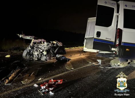 В Сургутском районе произошло массовое ДТП с легковушкой и автобусом