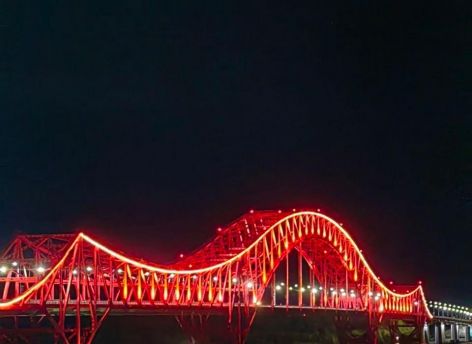 Югорчане могут оценить новую подсветку моста «Красный дракон»