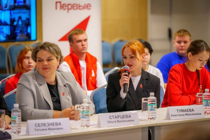 ​Молодые югорчане презентовали Руслану Кухаруку свои идеи и проекты