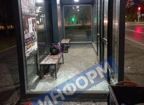 В Сургуте малолетние вандалы сами себя «сдали» во время порчи остановки