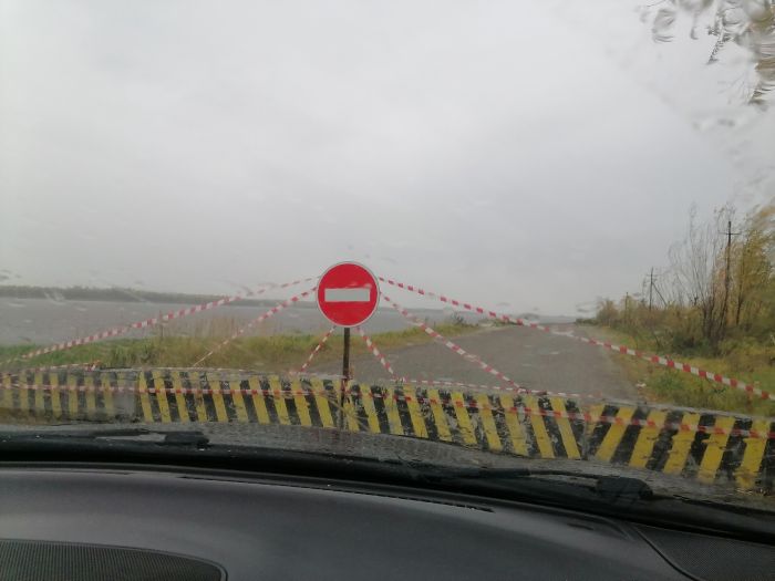 ​После смертельного ДТП на обрыве реки в Мегионе перекрыли дорогу