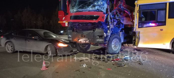 В ХМАО случилось ДТП с автобусом, «МАНом» и легковушкой 