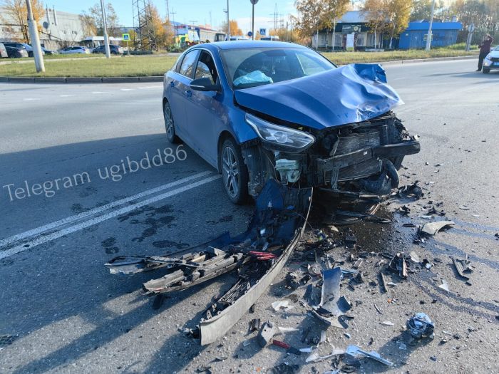 ​Три авто и четыре пострадавших: в Югре произошло массовое ДТП