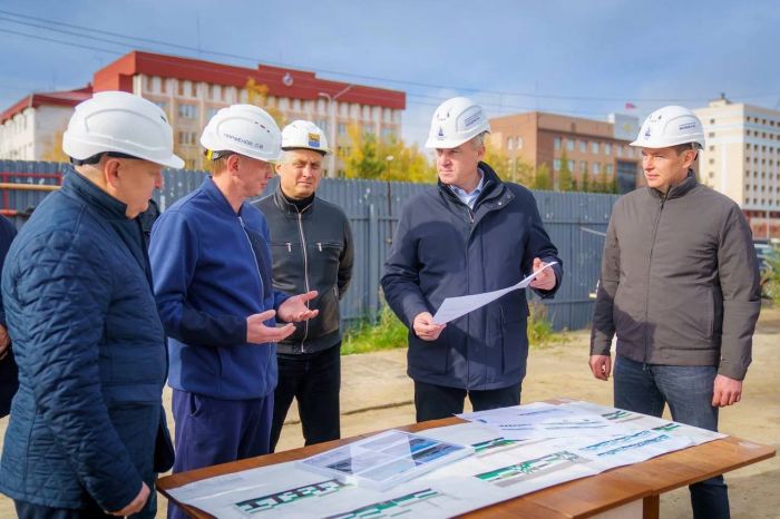 ​Руслан Кухарук приехал в Сургут и поторопил местных строителей