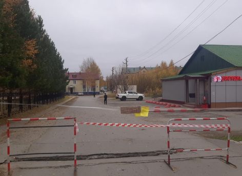 Асфальт уходит под землю: в городе ХМАО обрушилась дорога
