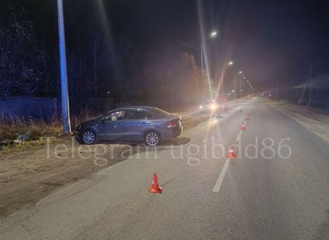 В ХМАО девушка на скорости въехала в столб