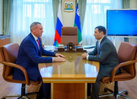 Руслан Кухарук поблагодарил и наградил Алексея Шипилова за работу первым замгубернатора Югры