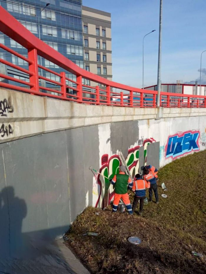 ​Смыть не вышло, пришлось закрасить: мост на Аэрофлотской в Сургуте решили избавить от граффити