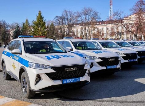 Александр Моор передал сотрудникам Госавтоинспекции 15 патрульных автомобилей