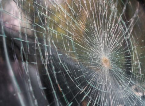 В Сургуте вандалы разбили стекла двух автобусов «СПОПАТ»