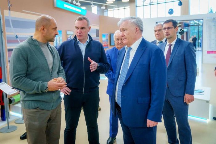 ​Владимир Богданов показал Артему Жоге политехнический центр, где прошли подготовку более миллиона квалифицированных специалистов