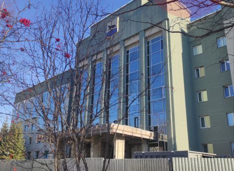 Ремонт крыльца мэрии Сургута за 20 млн не успели завершить к сроку