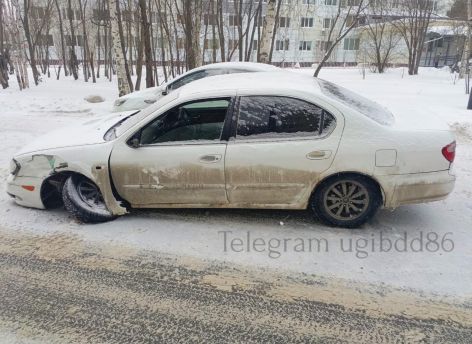 В Сургуте водитель иномарки не учел метеоусловия и врезался в дерево
