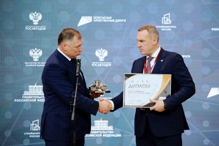 ​Марат Хуснуллин наградил Руслана Кухарука за достижения Югры в сфере дорожного строительства