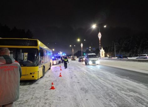 На улице Аэрофлотская в Сургуте произошло ДТП с участием автобуса СПОПАТа