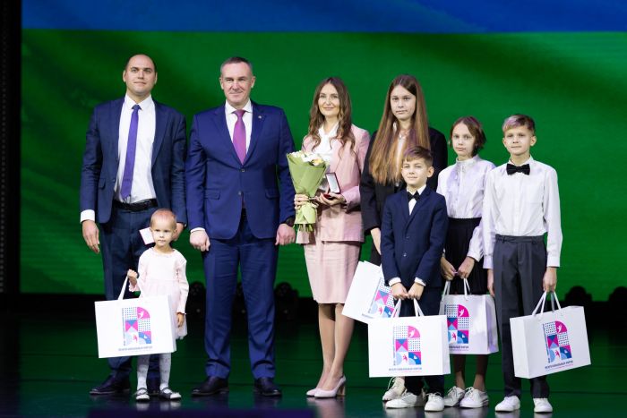 Руслан Кухарук в Сургуте провел Семейный совет и наградил обладателей Материнской и Отцовской славы