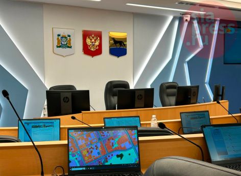 «Общественное пространство в месте, где торгуют коврами и самсой»: в Сургуте решили оставить ТЦ «Югра-Молл»