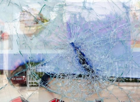 В ХМАО хулиганы расстреляли тротуар и попали под суд