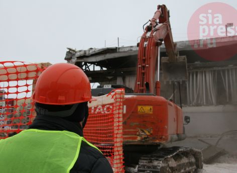 ​Ломать − не строить: в Сургуте сносят ДК «Строитель» // ФОТОРЕПОРТАЖ