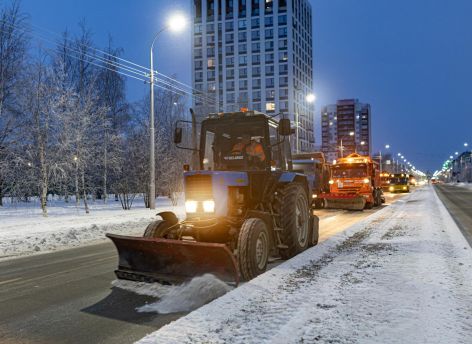Около 120 единиц техники убирают снег в Сургуте