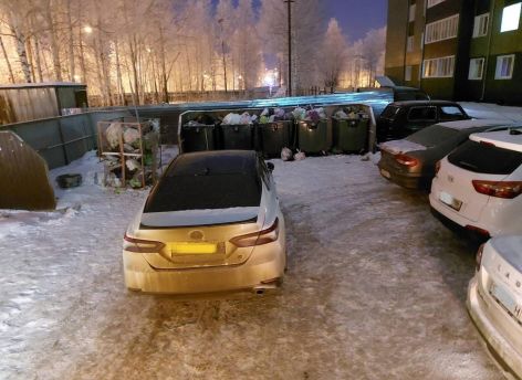 Жителей Югры просят не оставлять машины у мусорных контейнеров