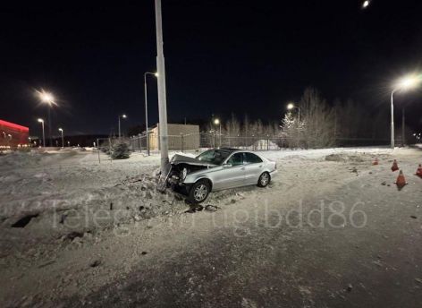 ​В Сургуте водитель Mercedes врезался в уличный фонарь