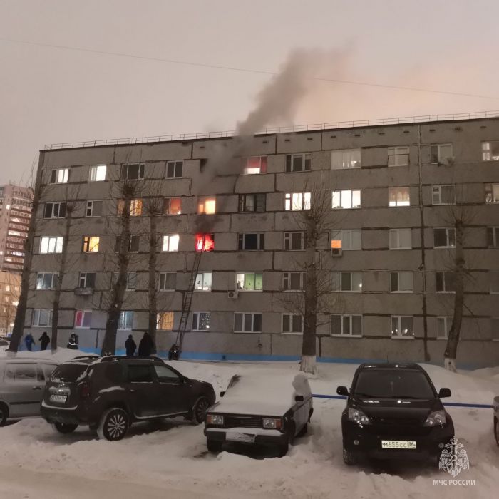 ​В пятиэтажном доме Сургута загорелась квартира