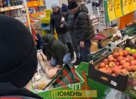 Кто-то начал отмечать – в Тюмени голый мужик с трубой напал на посетителей супермаркета