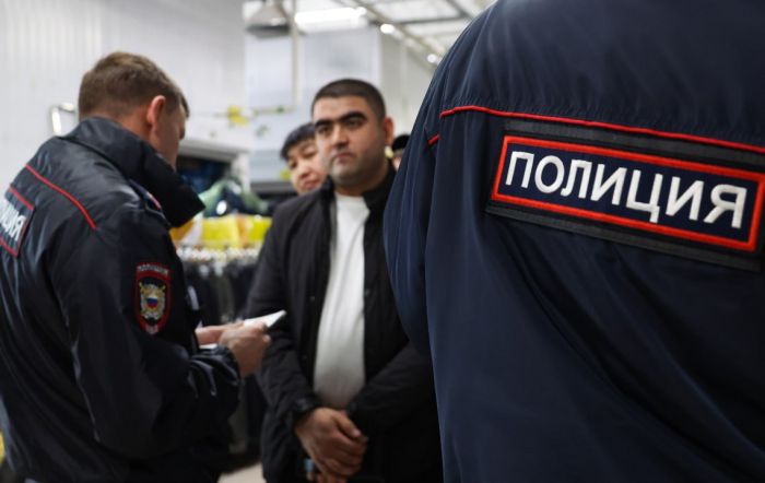 Силовики провели рейд в мечети Сургута, среди задержанных – 85 мигрантов