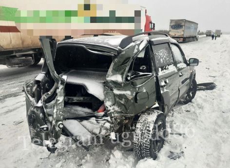 ​Югорчанин пошел на обгон и столкнулся в большегрузом