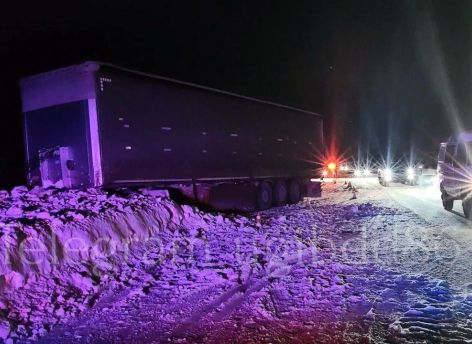 В ХМАО водитель иномарки пошел на обгон и влетел в грузовик