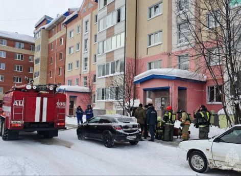 В ХМАО при пожаре в квартире спасли женщину