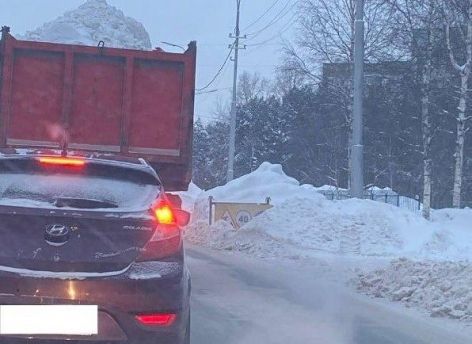 Сургутянин пожаловался на кучу снега на дороге