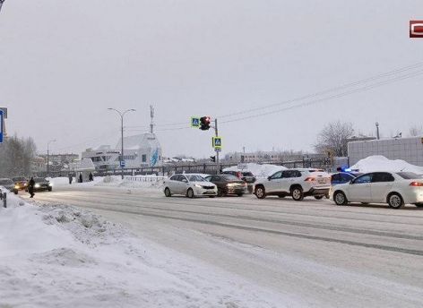 В Сургуте сбили пешехода, который переходил дорогу на зеленый свет
