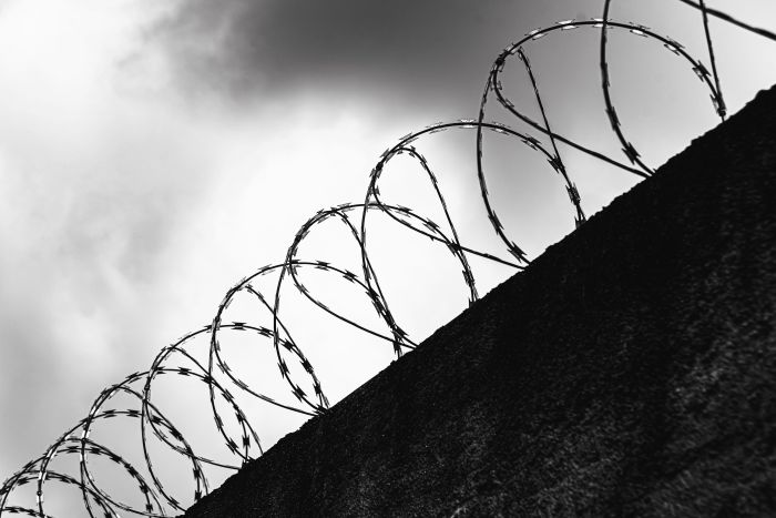 ​Силовики Нижневартовска накрыли наркопритон, где педофил приставал к школьнице
