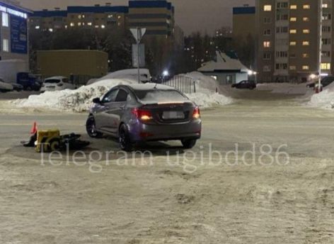 В Сургуте сбили молодого доставщика еды на мопеде