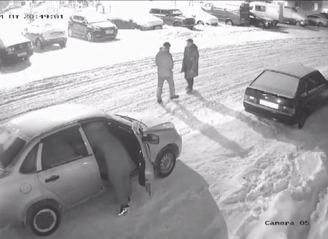 В Пыть-Яхе двое мужчин угнали авто, избили владельца и угрожали убийством