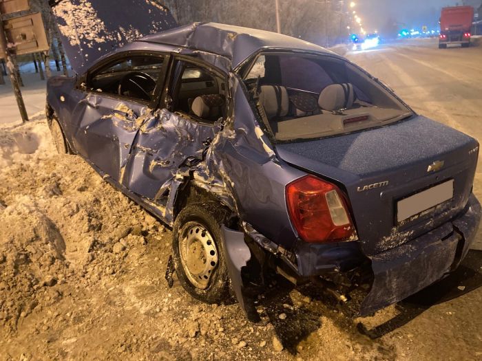 ​В ХМАО самосвал въехал в легковой автомобиль
